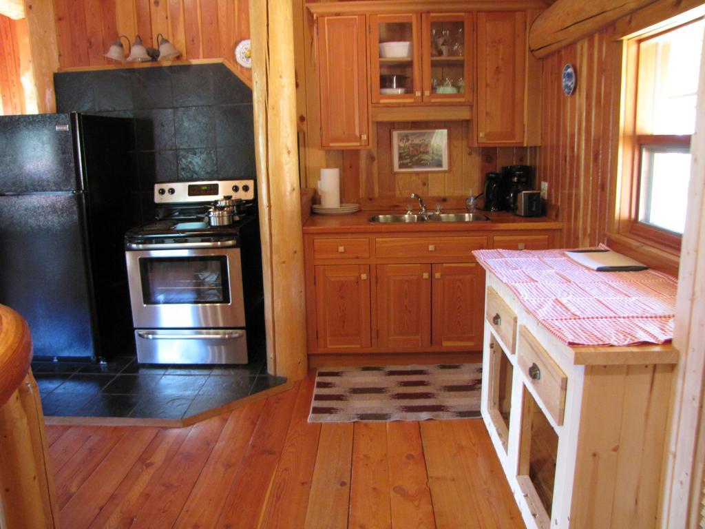 Hitching Post Resort Келоуна Экстерьер фото